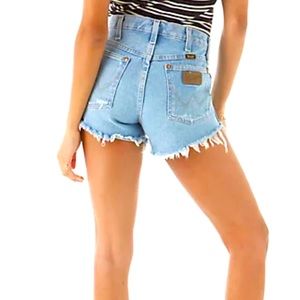 URBAN RENEWAL/REWORKED VINTAGE WRANGLER SHORT IN LIGHT STONE